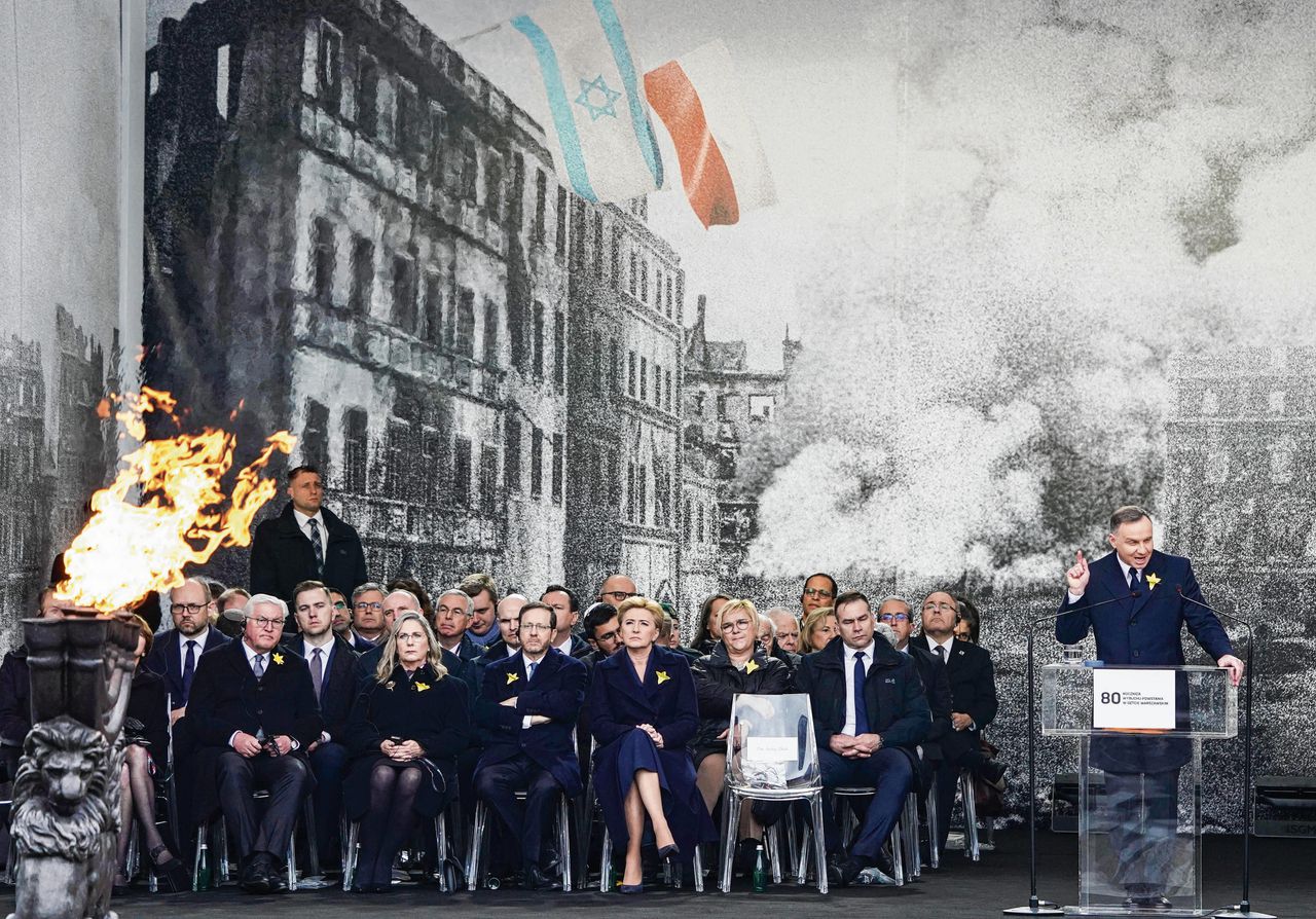 De Poolse president Andrzej Duda spreekt voor onder anderen de Israëlische president Isaac Herzog (midden) en de Duitse president Frank-Walter Steinmeier (uiterst links) bij de tachtigste herdenking van de opstand in het Joodse getto in Warschau.