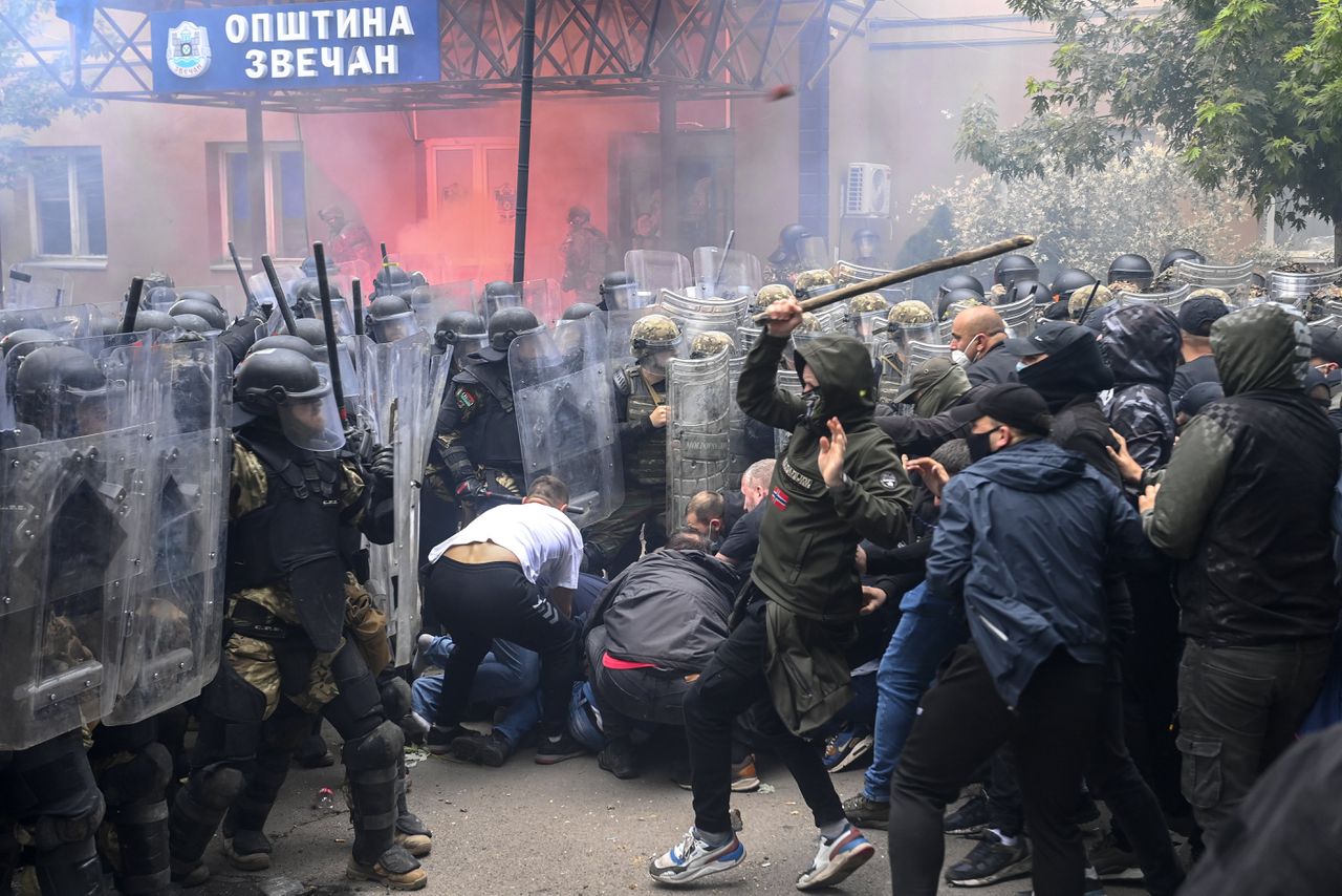 Servische demonstranten in gevecht met de KFOR-vredesmacht in Zvecan afgelopen maandag, in het noorden van Kosovo.