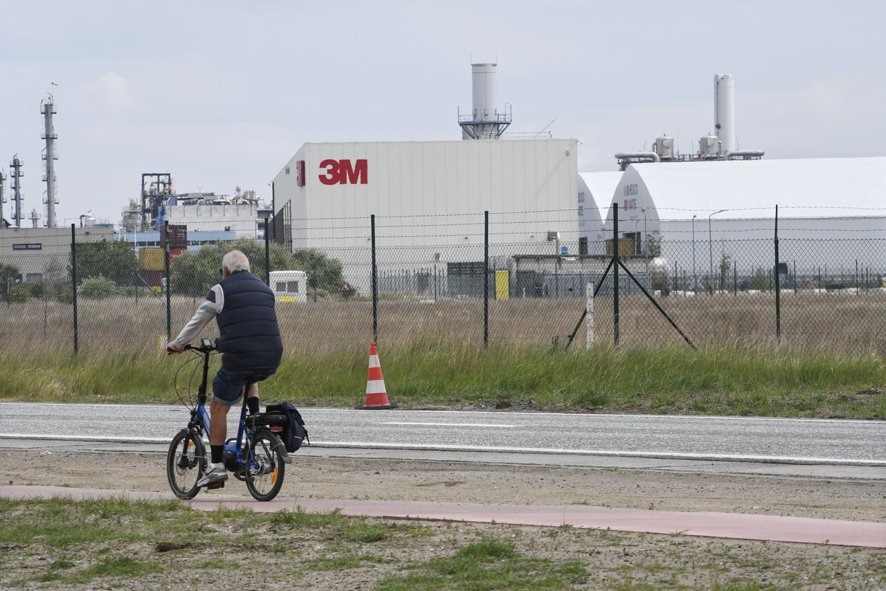 De 3M-fabriek in Zwijndrecht, een van de bronnen van PFAS-vervuiling van de Schelde en Westerschelde..