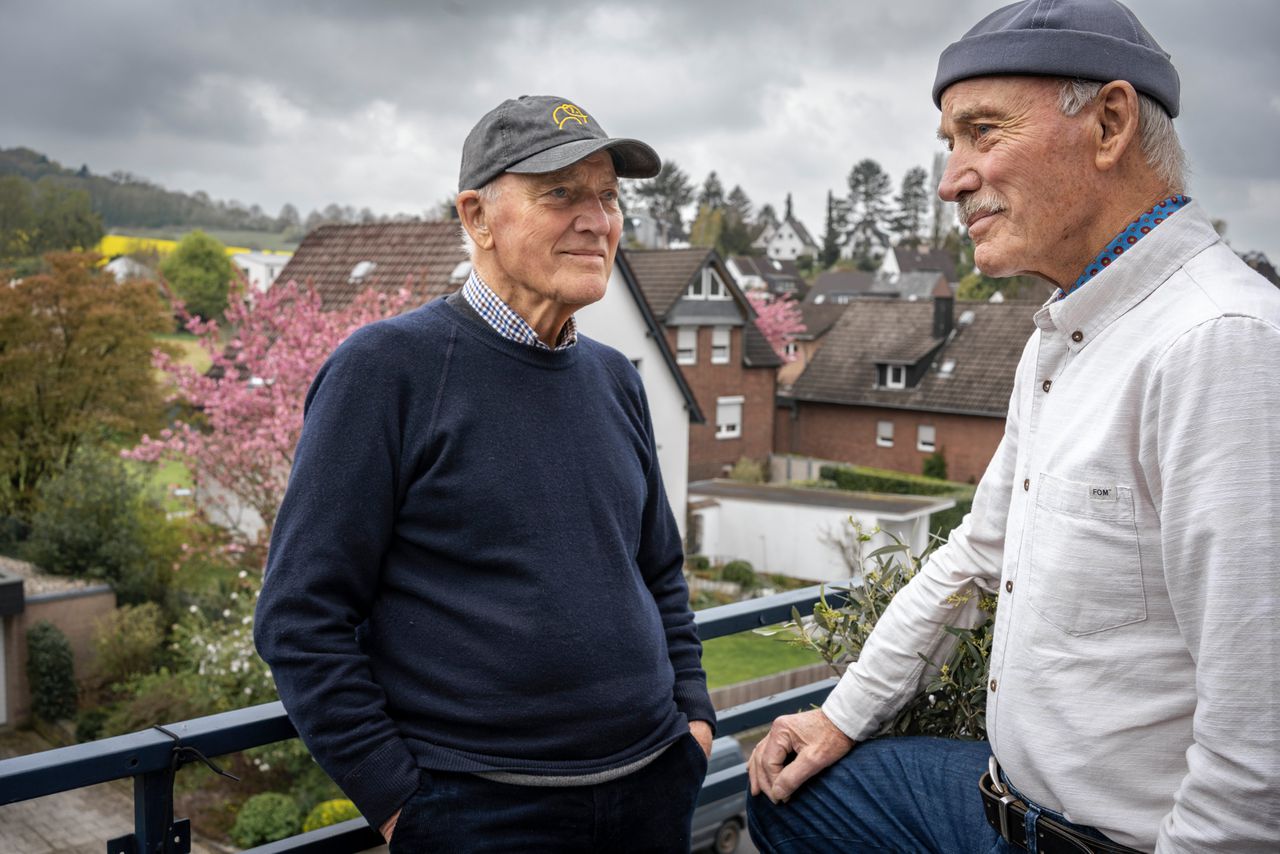 De Nederlands-Duitse tweeling Hendrik (links) en Frank Hartmann, bij Frank thuis in Aken.