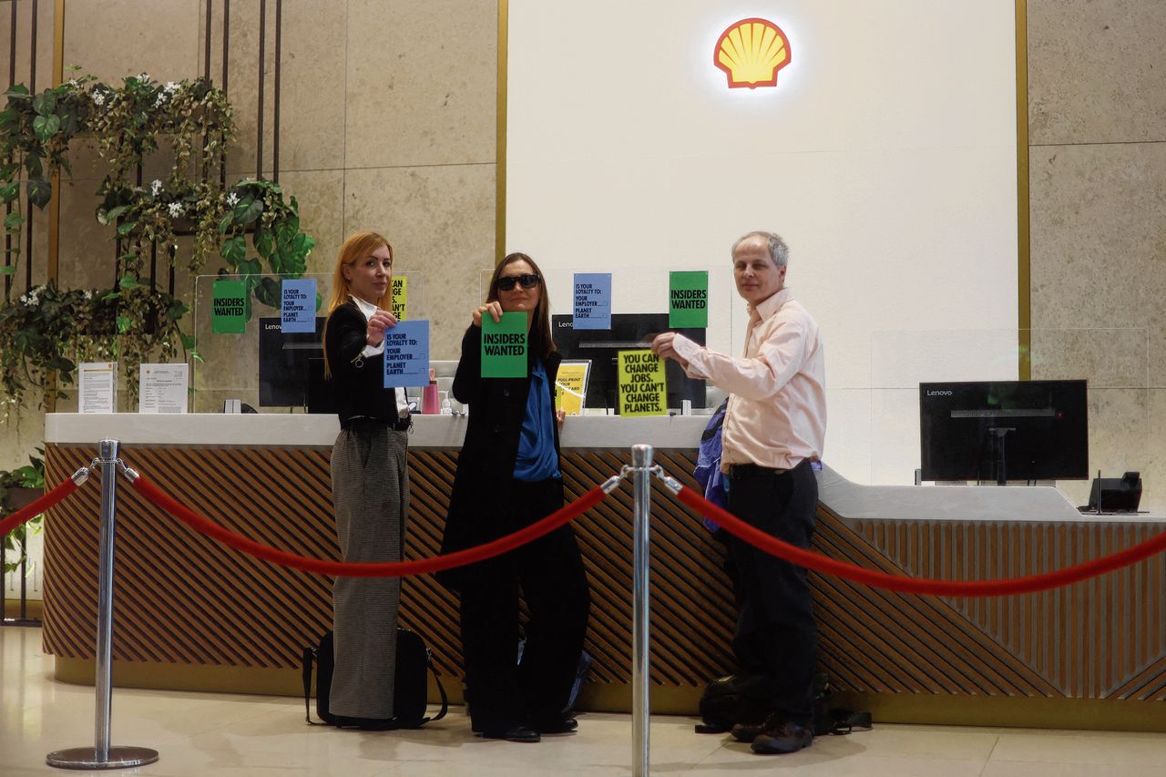 Vorig jaar hadden activisten van Extinction Rebellion zichzelf bij de aandeelhoudersvergadering van Shell vastgelijmd aan de receptie.