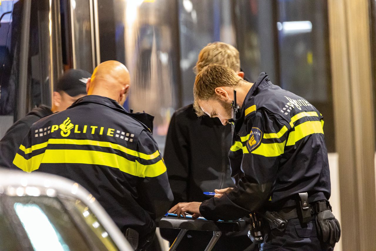 De AZ-supporters werden door de politie met bussen naar een cellencomplex gebracht. Daar werden ze geïdentificeerd en werd gekeken of ze nog andere strafbare feiten hadden gepleegd.