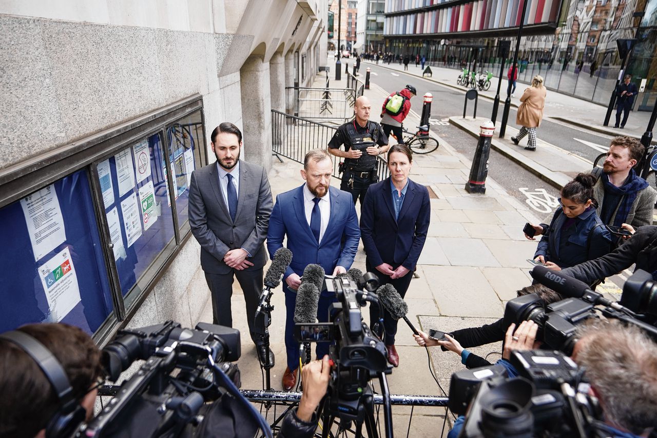 Andy Furphy, een hooggeplaatste Britse politiemedewerker, staat in maart de pers te woord nadat Ekweremadu schuldig werd bevonden.