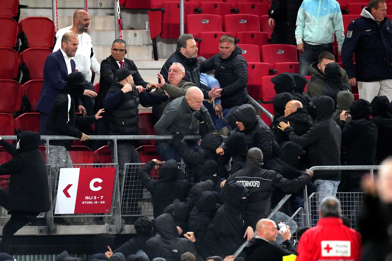 Gevechten op de tribune door toedoen van AZ-hooligans, tijdens en na de verloren wedstrijd tegen West Ham United donderdag.