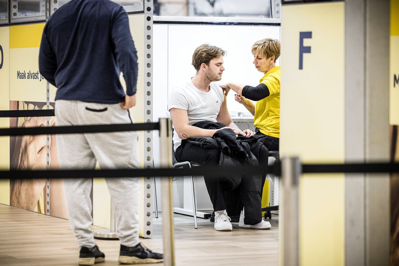 Een priklocatie in Brabant, waar de GGD vaccineert tegen HPV.