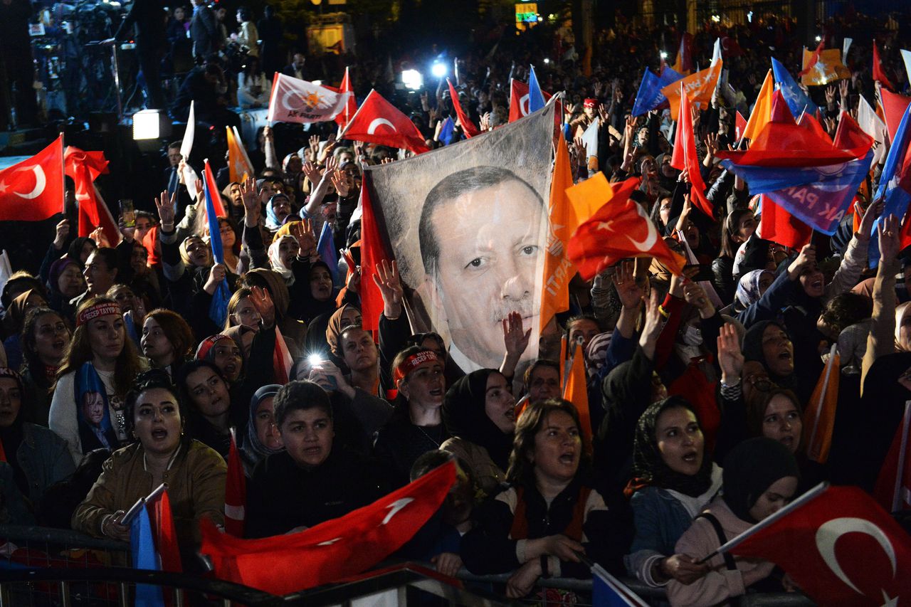 Aanhangers van de AK-partij juichten president Erdogan na middernacht toe in Ankara.