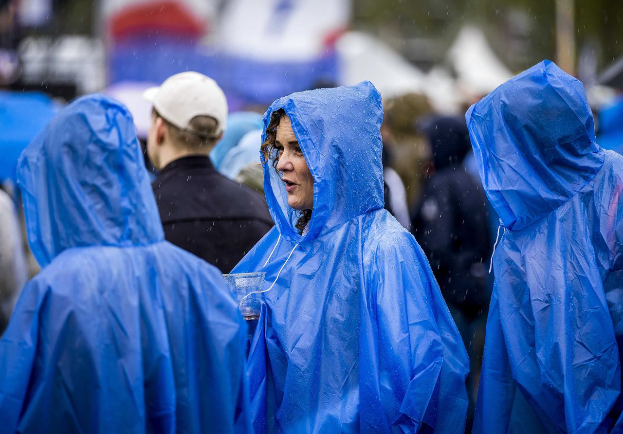 Publiek in de regen tijdens het Bevrijdingsfestival Overijssel