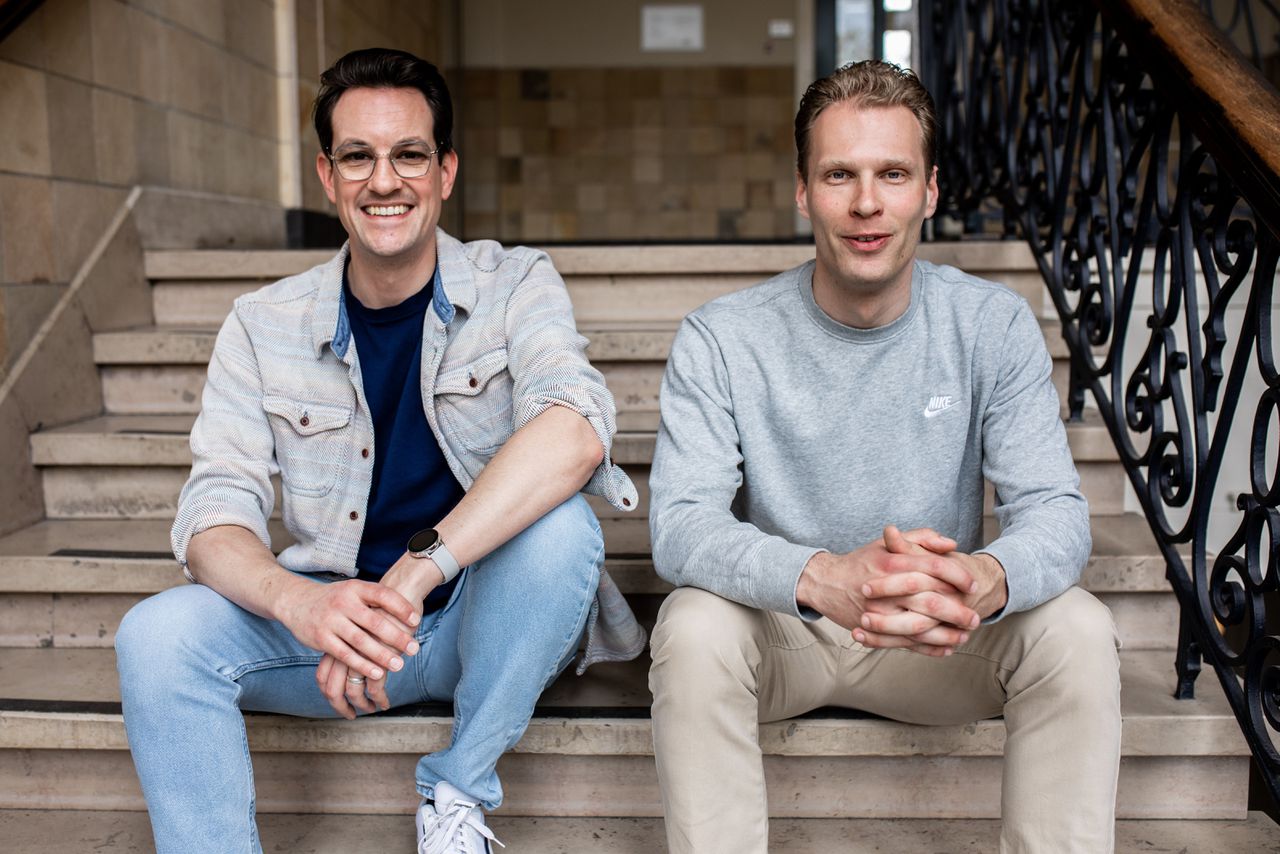 Kai Spall (links) en Sjoerd Nanninga op een van de trappen van het A. Roland Holst College in Hilversum.