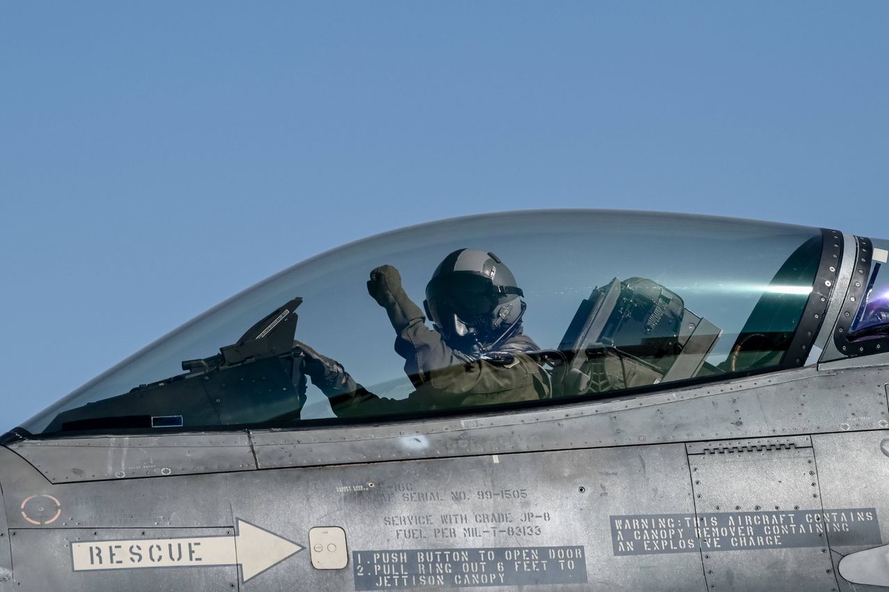 Een F16 in Tanagra, Griekenland. „Voor elk uur vliegen is een monteur tien uur bezig met toestelonderhoud.”