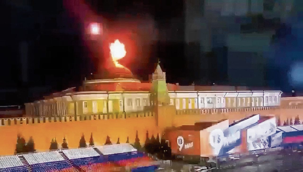 Videostill van een exploderend object nabij het Kremlin.