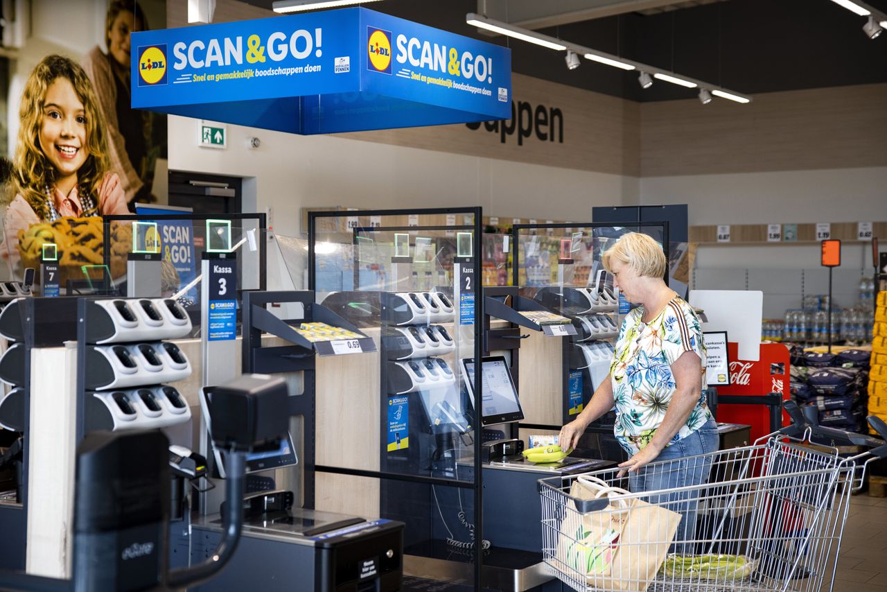 Een klant van supermarkt Lidl bij een zelfscankassa.