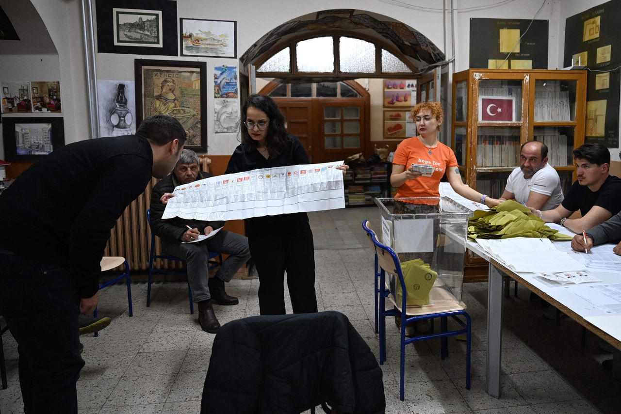 Stemmen worden geteld op verkiezingsavond, zondag, in een stembureau in Istanbul.