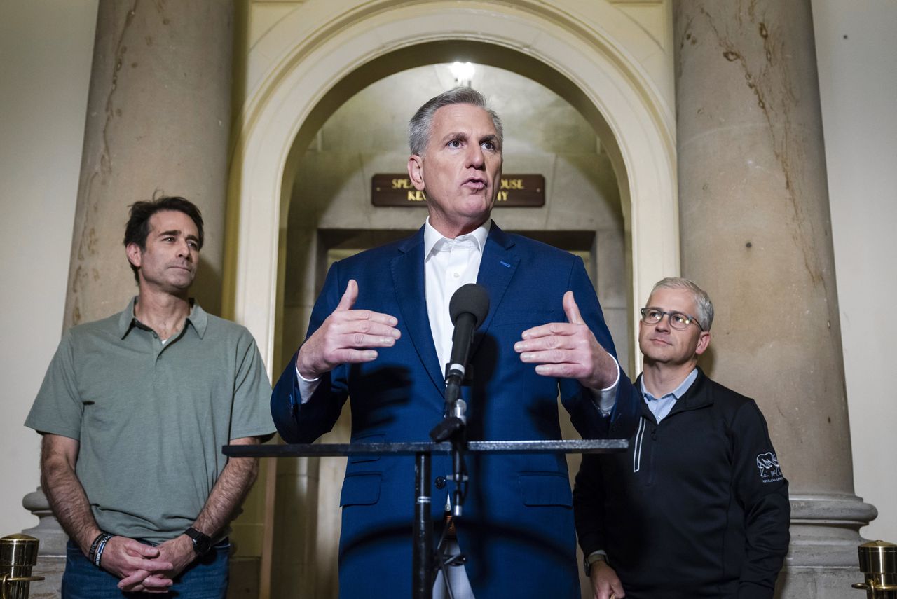 Speaker of the House Kevin McCarthy (midden) en onderhandelaars Garret Graves (links) en Patrick McHenry (rechts).