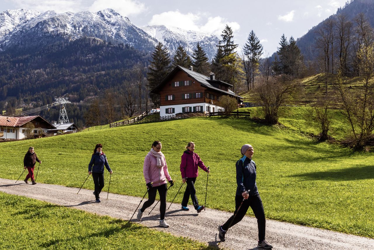 Een dagelijkse wandeling in de bergachtige omgeving van het Zuid-Duitse Oberstdorf maakt deel uit van de kuur. „We gaan elke dag naar buiten, bij elk weer.”