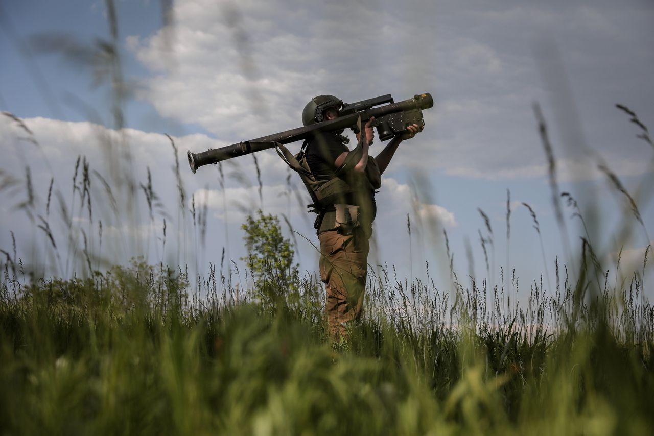 Een Oekraïense soldaat van de luchtafweerbrigade in de regio Donetsk.