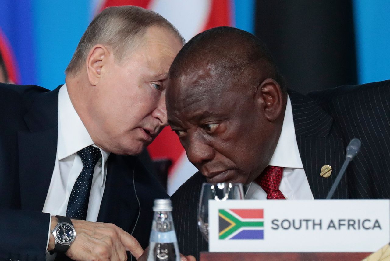 De Russische president Poetin spreekt met president Ramaphosa van Zuid-Afrika op de Rusland-Afrika-top in Sotsji in 2019.