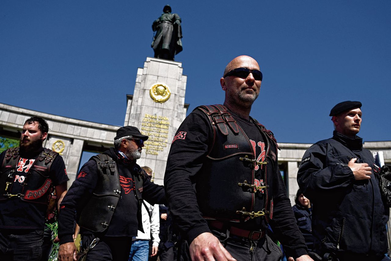 Pro-Poetin bikers, de Night Wolves, in Berlijn, tijdens de viering van 9 mei, de dag waarop Rusland de overwinning op nazi-Duitsland herdenkt.