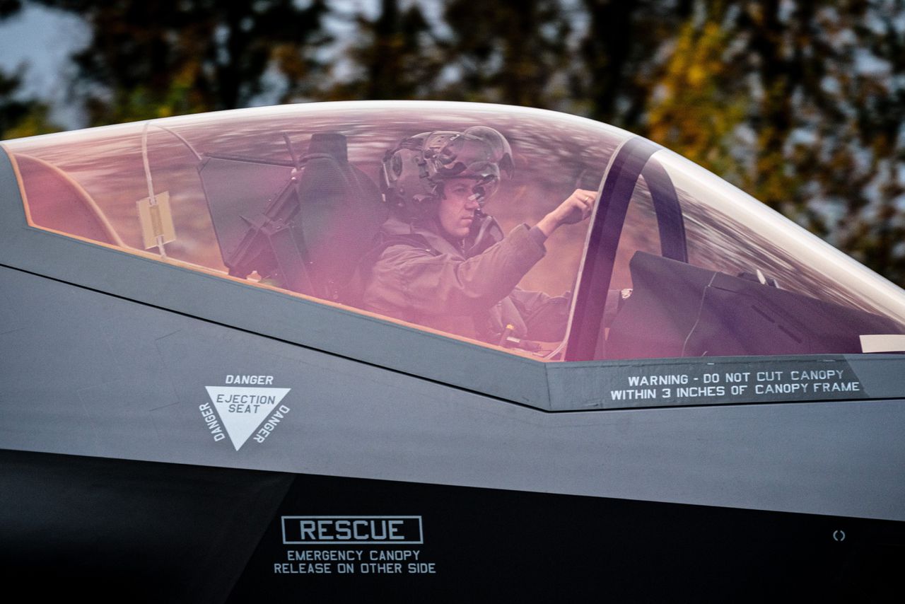 Het F-35 jachtvliegtuig, hier op vliegbasis Volkel, waar Nederland er 52 van wil hebben.