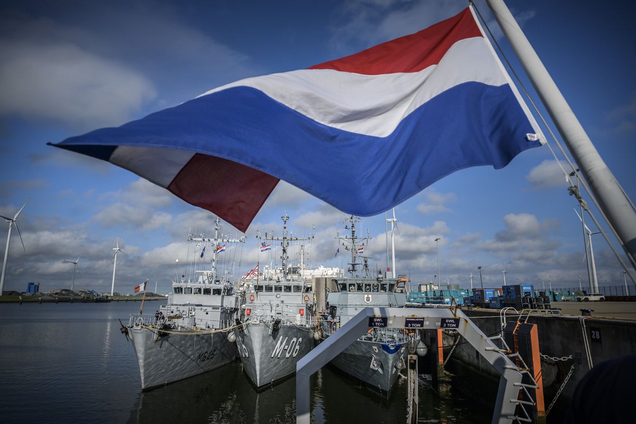 Marineschepen in Eemshaven vertrekken richting de Noordzee voor een internationale mijnenbestrijdingsoefening.