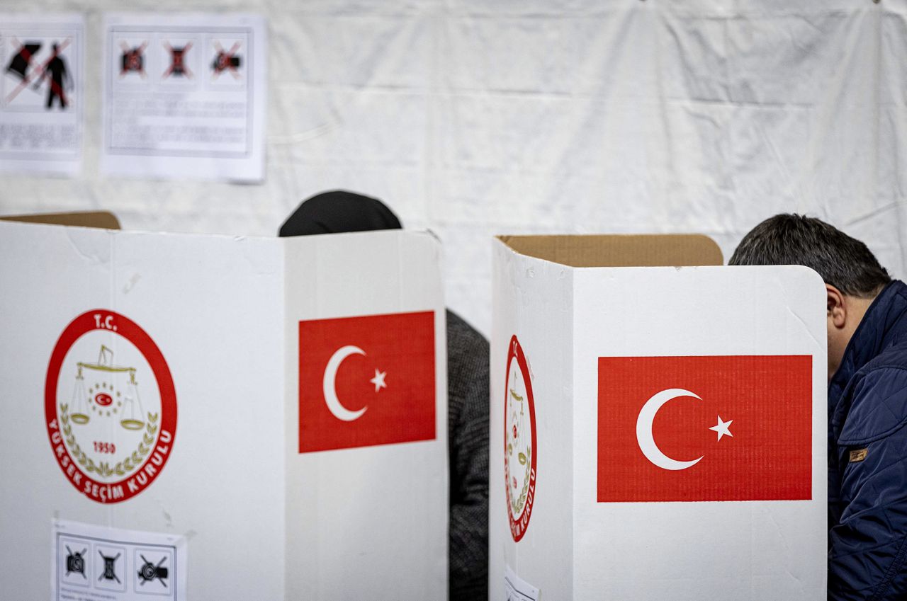 Turks-Nederlandse kiezers brengen een stem uit in een stembureau in Deventer.