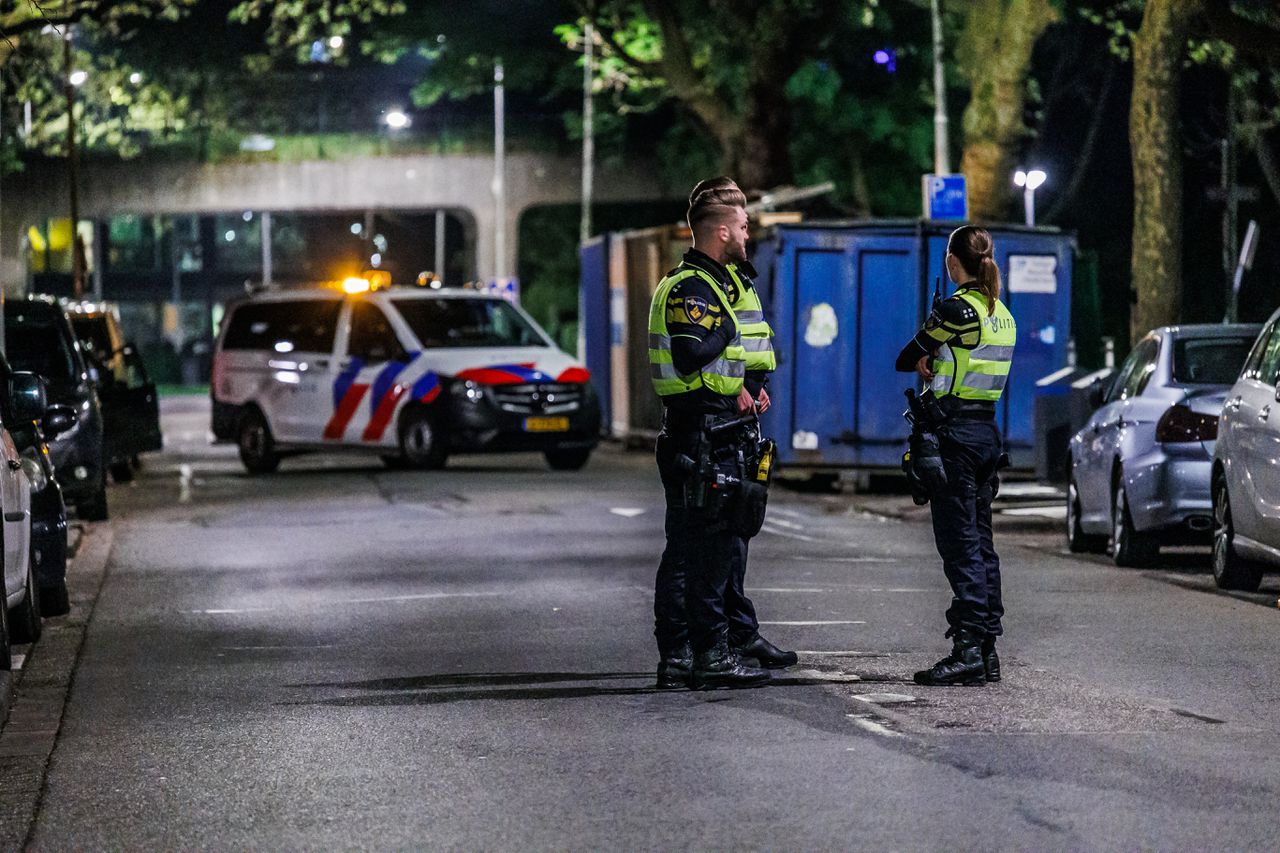 Politie is aanwezig na de explosie op de Bilderdijkstraat in Rotterdam.