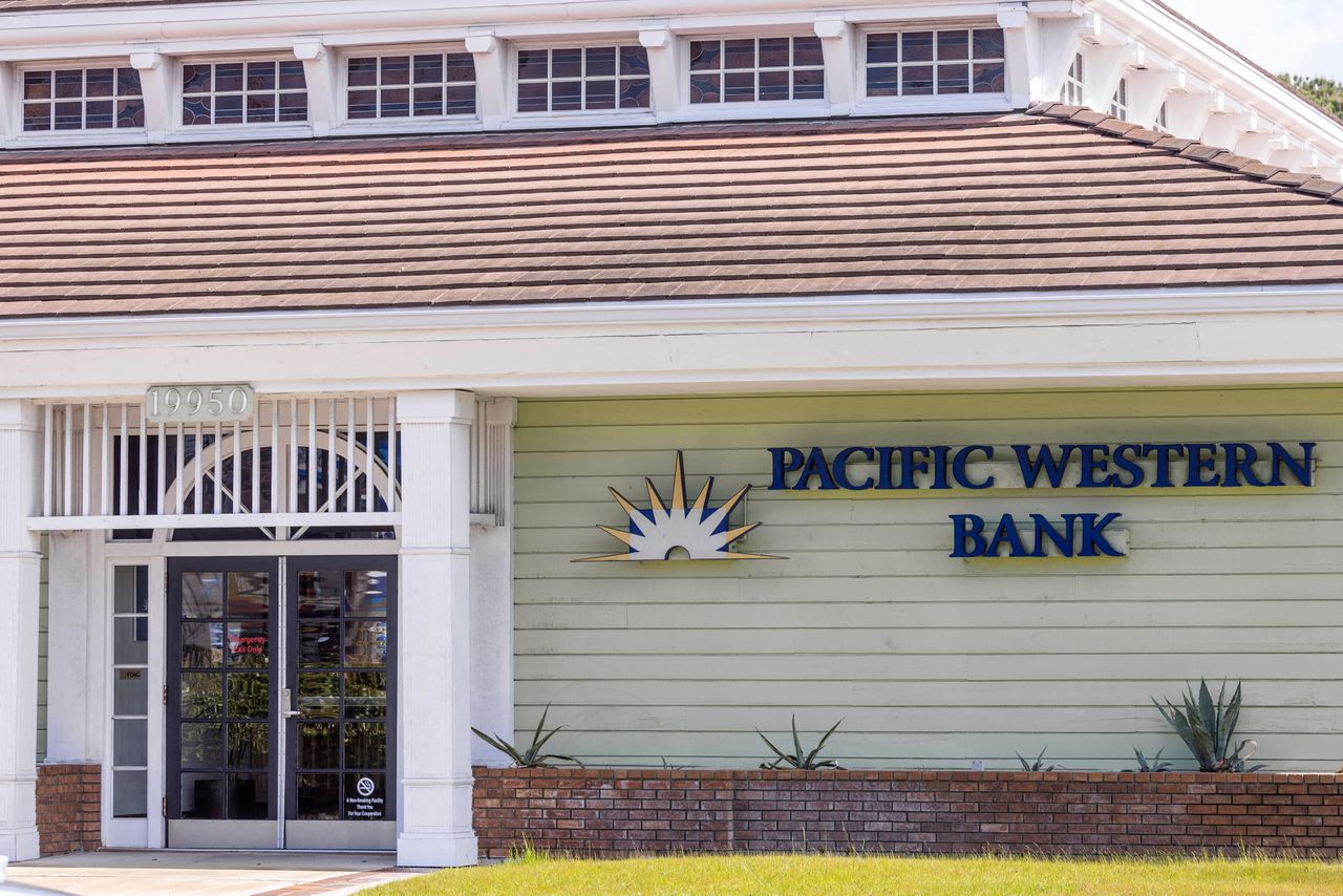 Een filliaal van PacWest in Hunting Beach, California. De regiobank heeft in de 67 vestigingen.