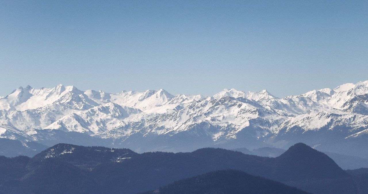 De Alpen. In gebieden als het hooggebergte of Groenland is het lastig om de hoge temperaturen te bereiken waarbij veel organismen plastics kunnen afbreken.