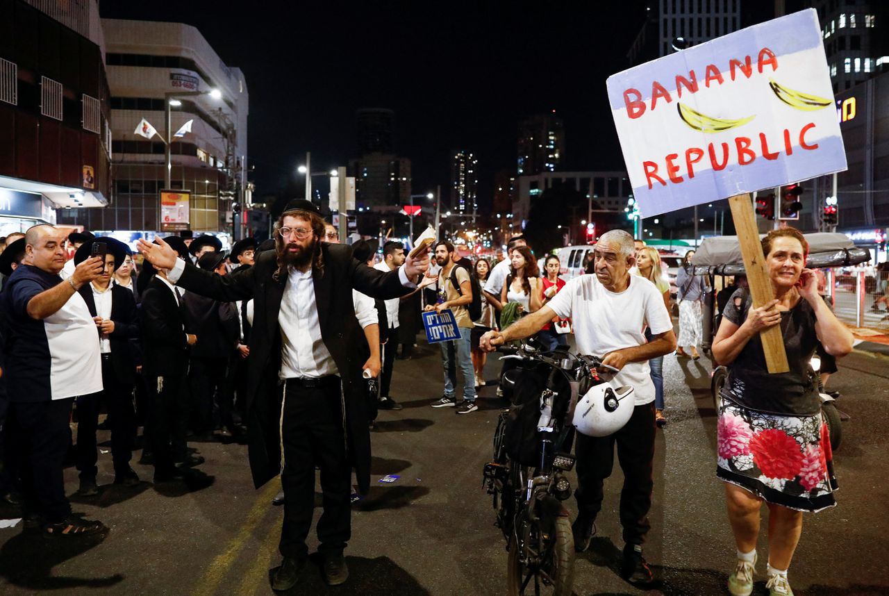 Demonstranten betogen op 17 mei tijdens een protestmars in Tel Aviv tegen de eisen van de ultraorthodoxe gemeenschap bij de onderhandelingen over de Israëlische begroting.