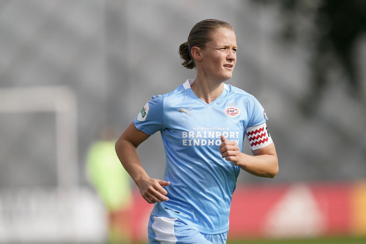 Mandy van den Berg in actie voor PSV.