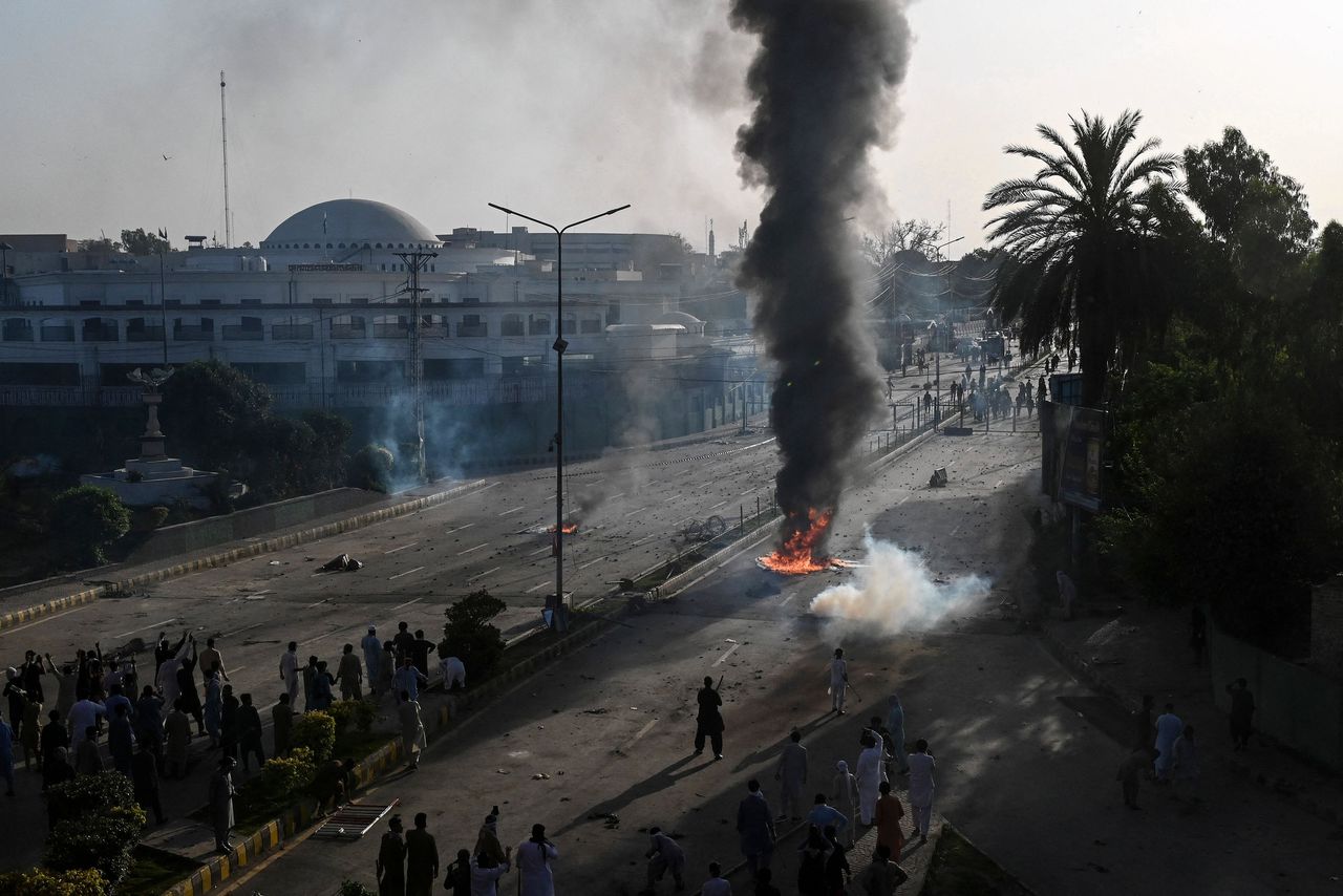 In Pakistan braken dinsdag gewelddadige protesten uit toen bekend werd gemaakt dat oud-premier Imran Khan was opgepakt.