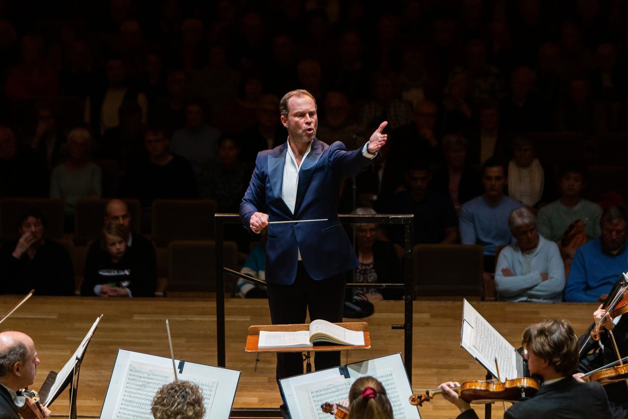 Alexei Ogrintchouk dirigeerde bij Phion eerder al op projectbasis, zoals in december 2022 bij een uitvoering van het ‘Tripelconcert’ van Beethoven in Arnhem.