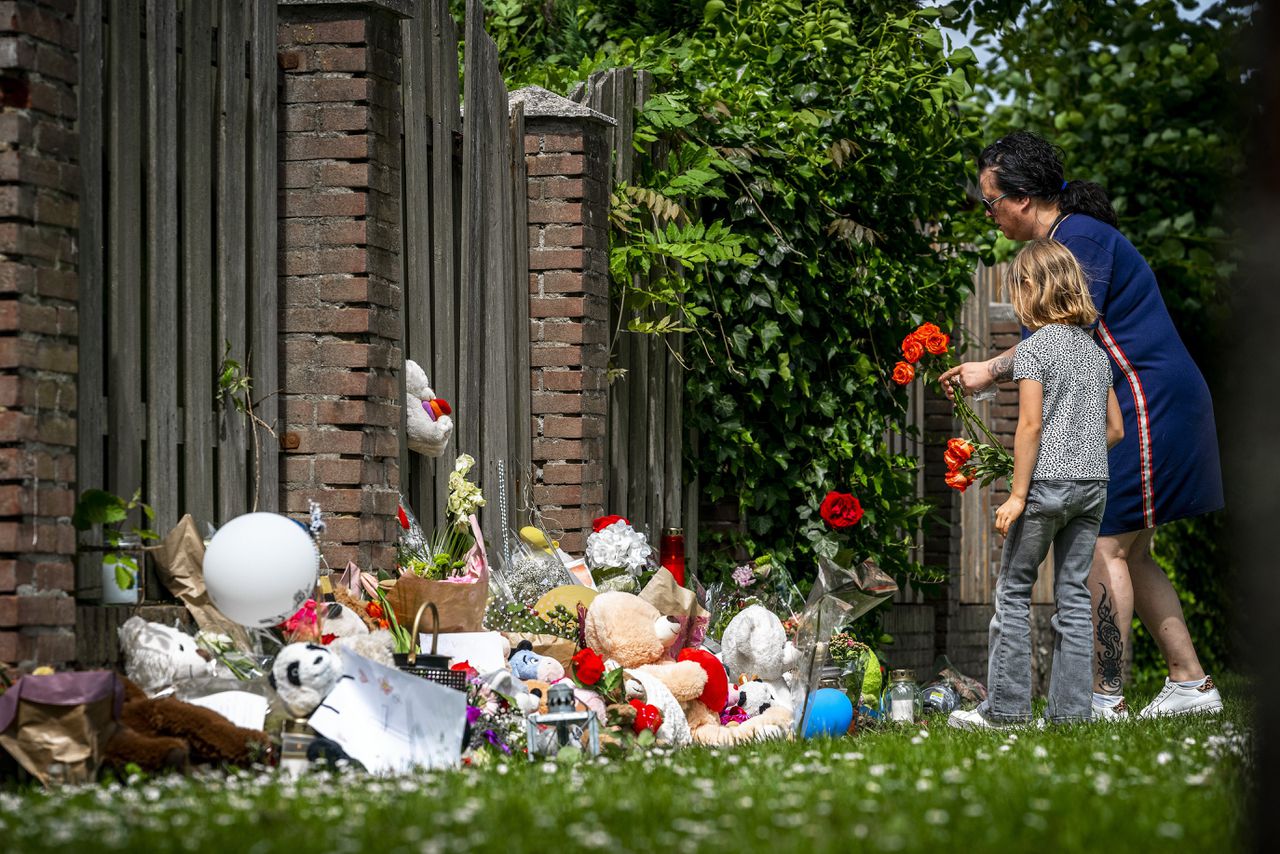 Bloemen en knuffels bij de plek waar de 9-jarige Gino in juni 2022 werd gevonden.