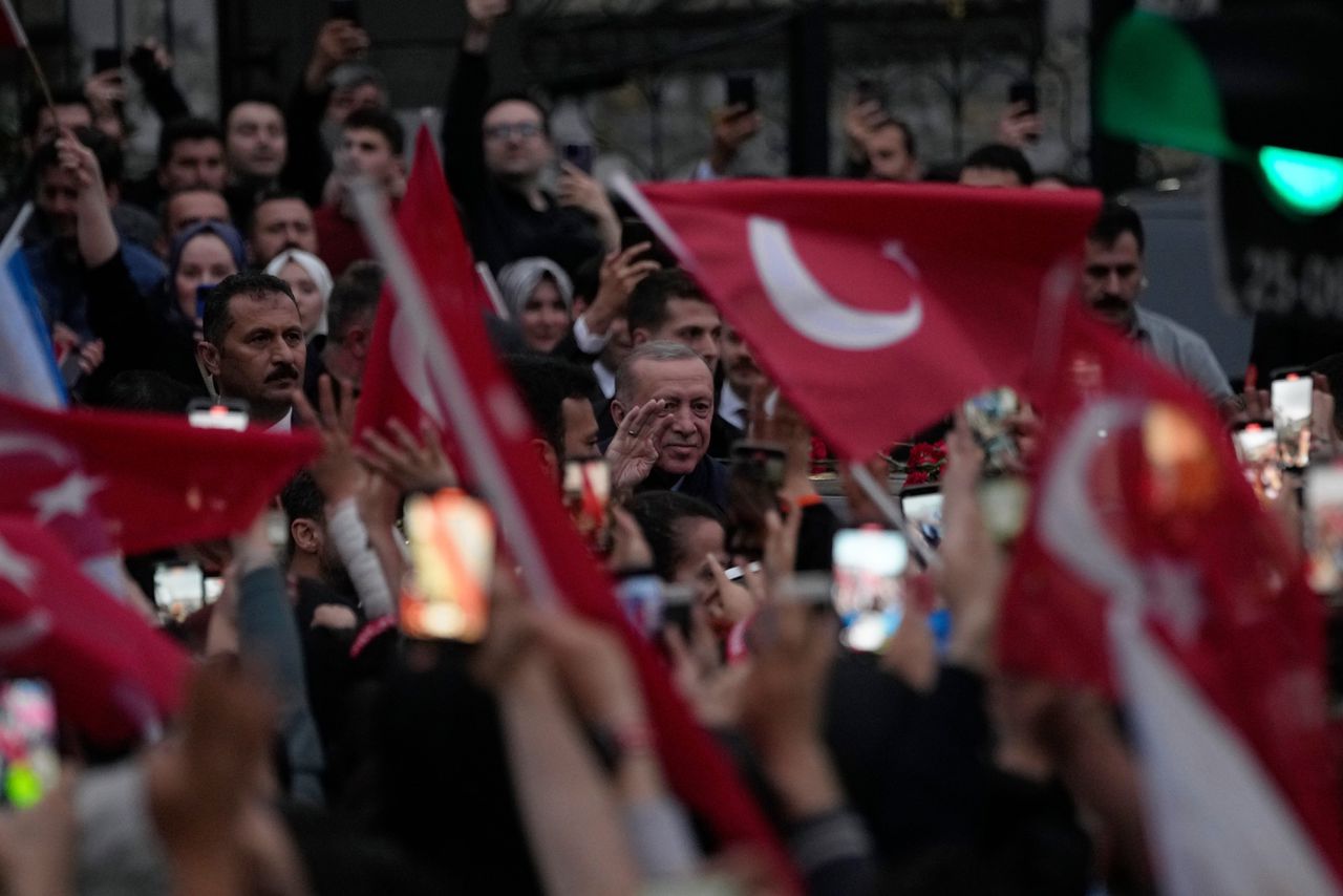 52 Procent van de Turkse kiezers schaarde zich achter zittend president Recep Tayyip Erdogan, die nog eens vijf jaar de scepter zal zwaaien in Turkije.