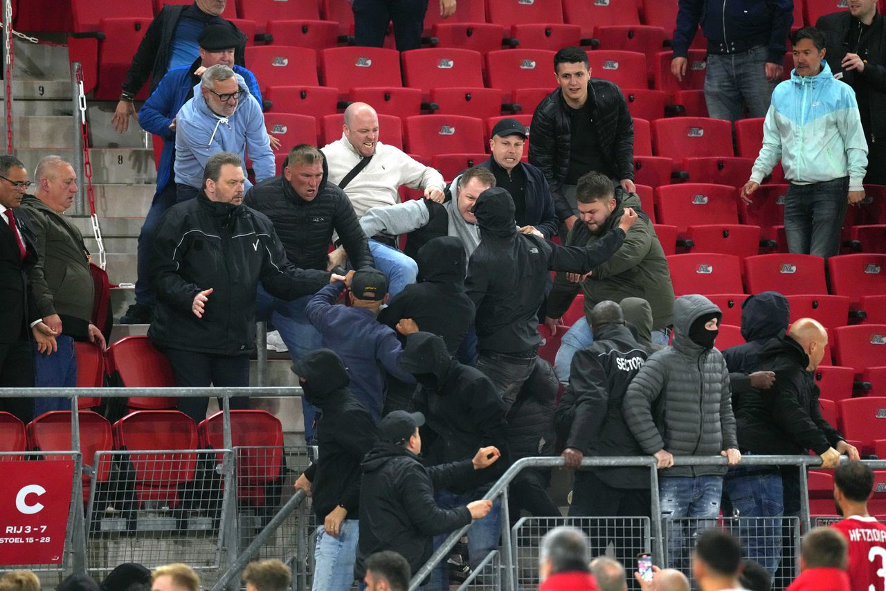 Vlak voor het laatste fluitsignaal braken er gevechten uit in het AFAS Stadion.