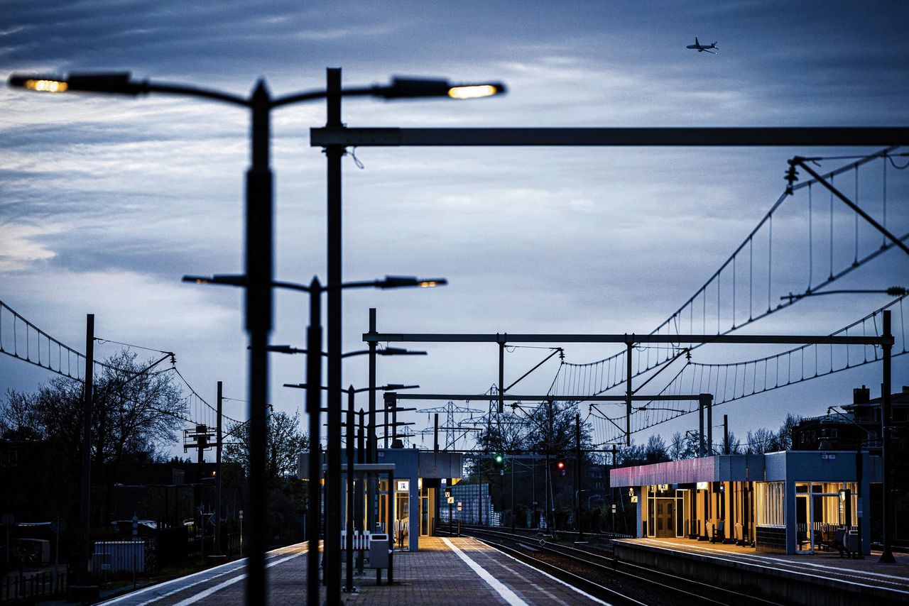 Het NS-station in Voorschoten, waar twee weken nadat er 4 april dit jaar niet ver van het perron een trein ontspoorde, weer treinen vertrekken.