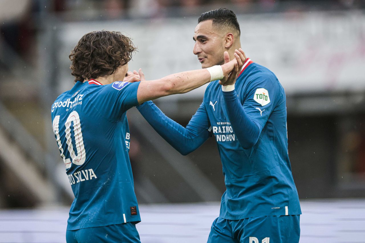 Fabio Silva (L) en Anwar El Ghazi van PSV vieren de 0-1 in Sparta-stadion Het Kasteel.