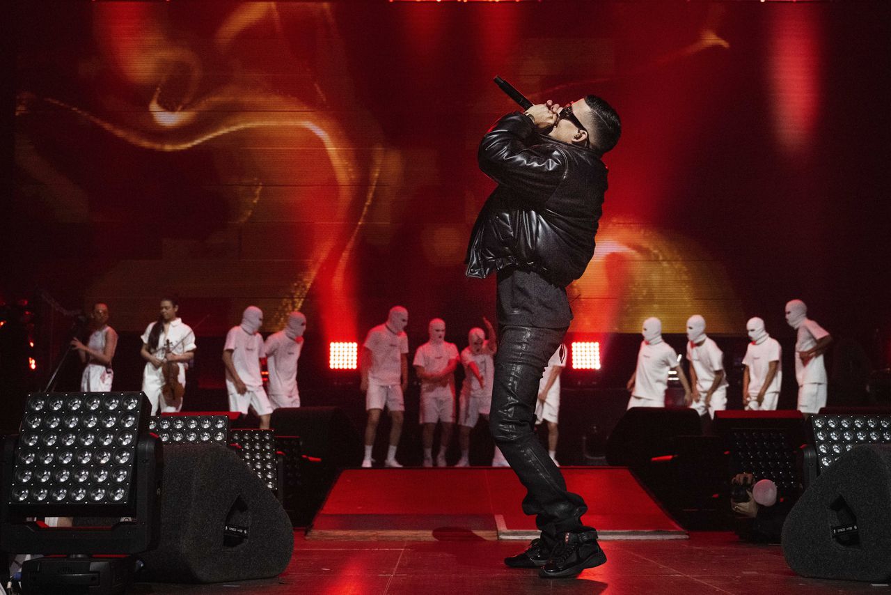 Rapper Boef met op de achtergrond dansers in bivakmutsen. Foto ANP