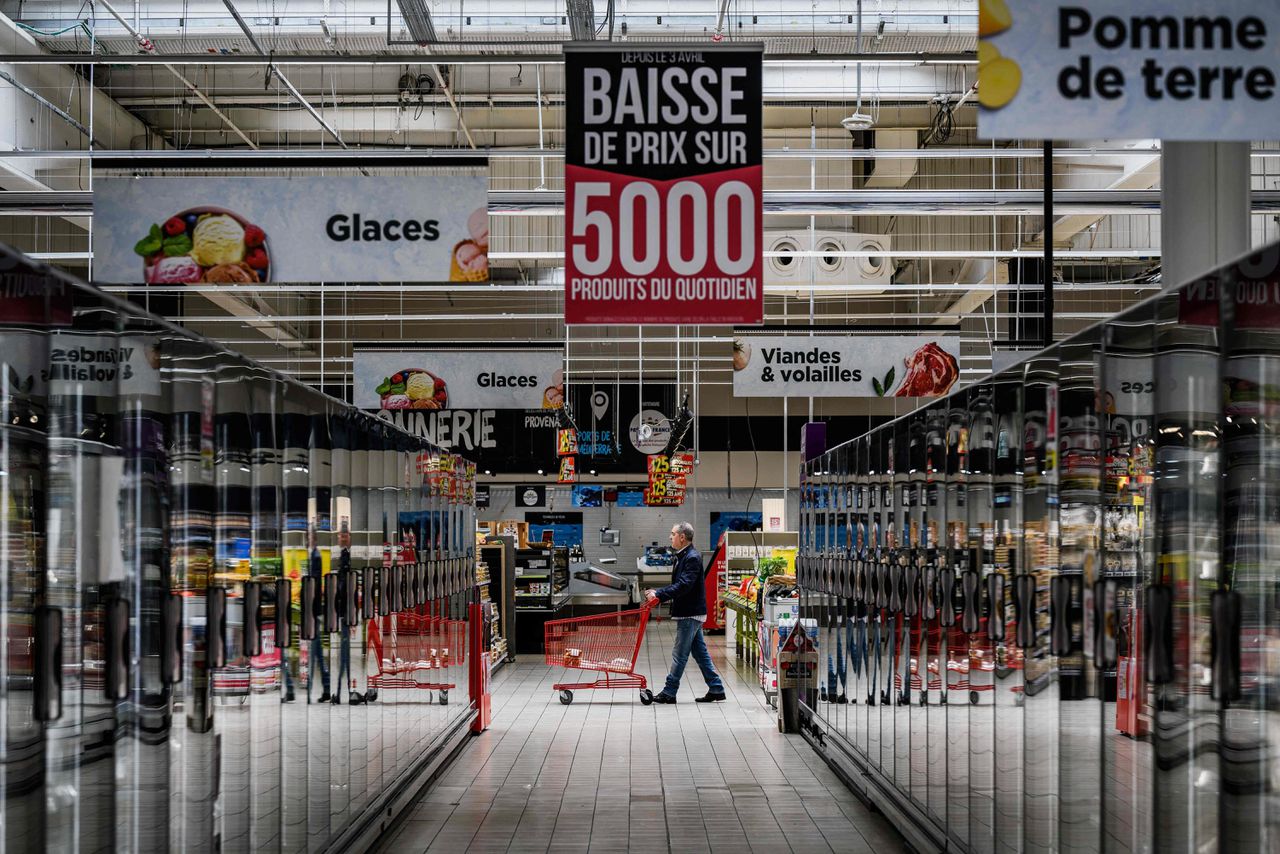 Een supermarkt in Frankrijk. De Europese Commissie heeft de groeiverwachting omhoog bijgesteld.