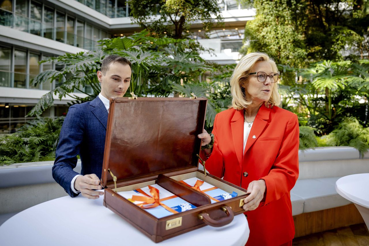 Sigrid Kaag, minister van Financiën, ondertekent de financiële stukken in het kader van Verantwoordingsdag.