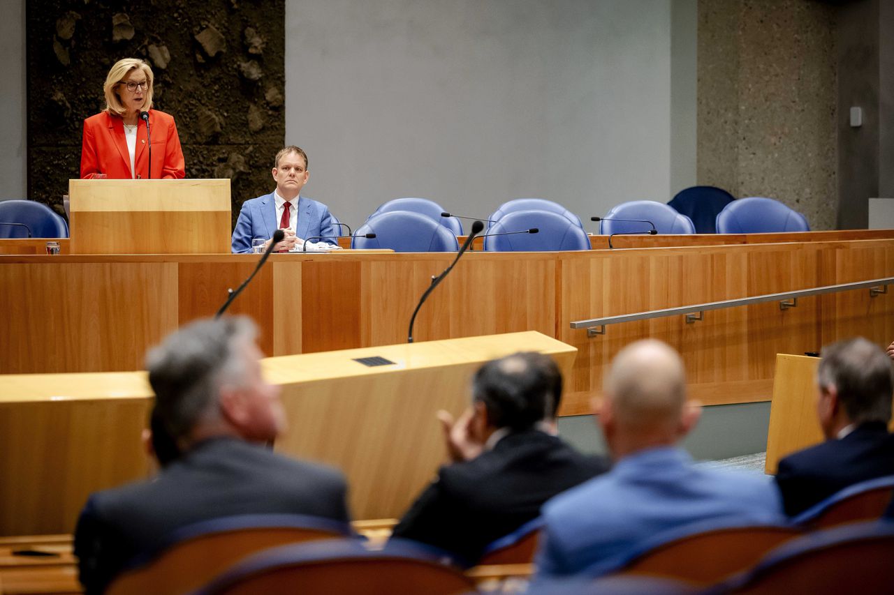 Minister Kaag en waarnemend president Irrgang tijdens het aanbieden van de Verantwoordingsstukken.