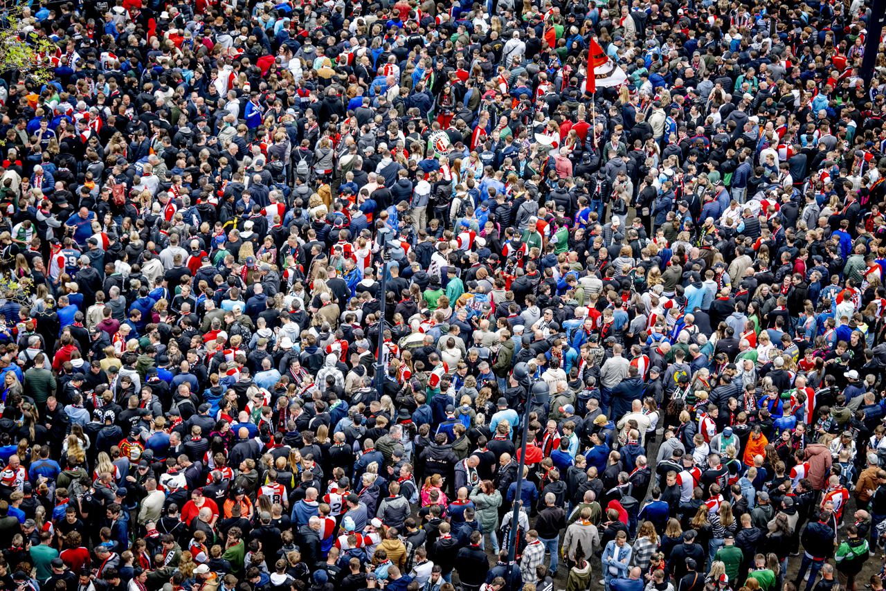 Fans staan al voor het balkon voor de huldiging van Feyenoord.