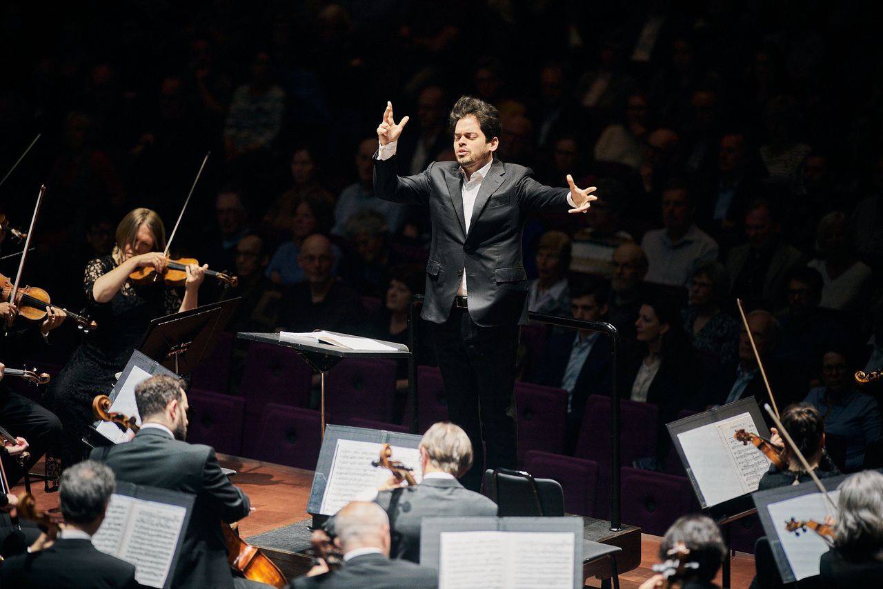 Het Rotterdams Philharmonisch Orkest onder leiding van chef-dirigent Lahav Shani.