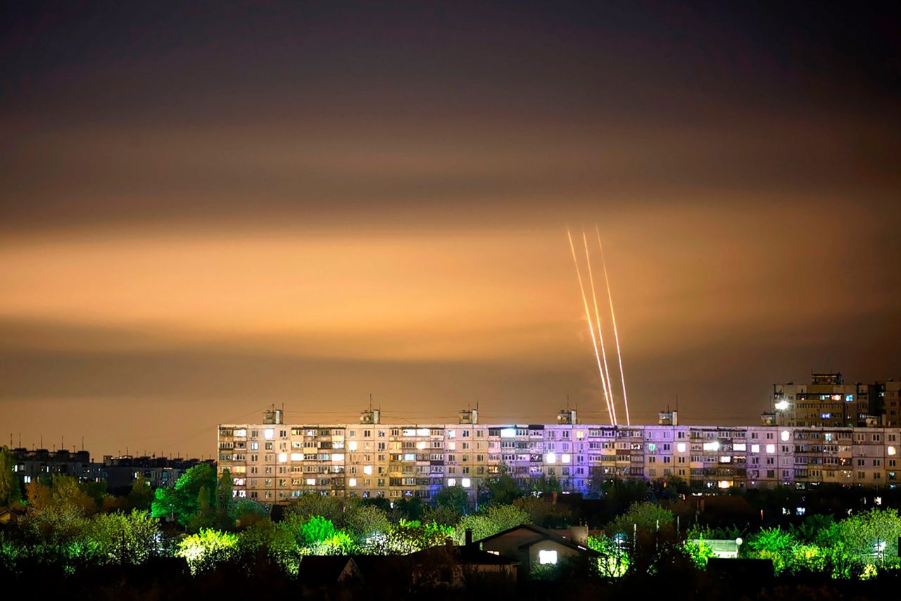 Raketten worden op 8 mei afgevuurd op Oekraïne vanuit de Russische regio Belgorod, gezien vanuit de Oekraïense stad Charkiv.