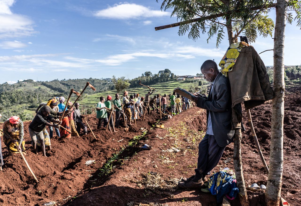 Op 5 mei 2023 graven dorpelingen in het district Rusizi naar menselijke resten van slachtoffers van de Rwandese Tutsi-genocide in 1994.