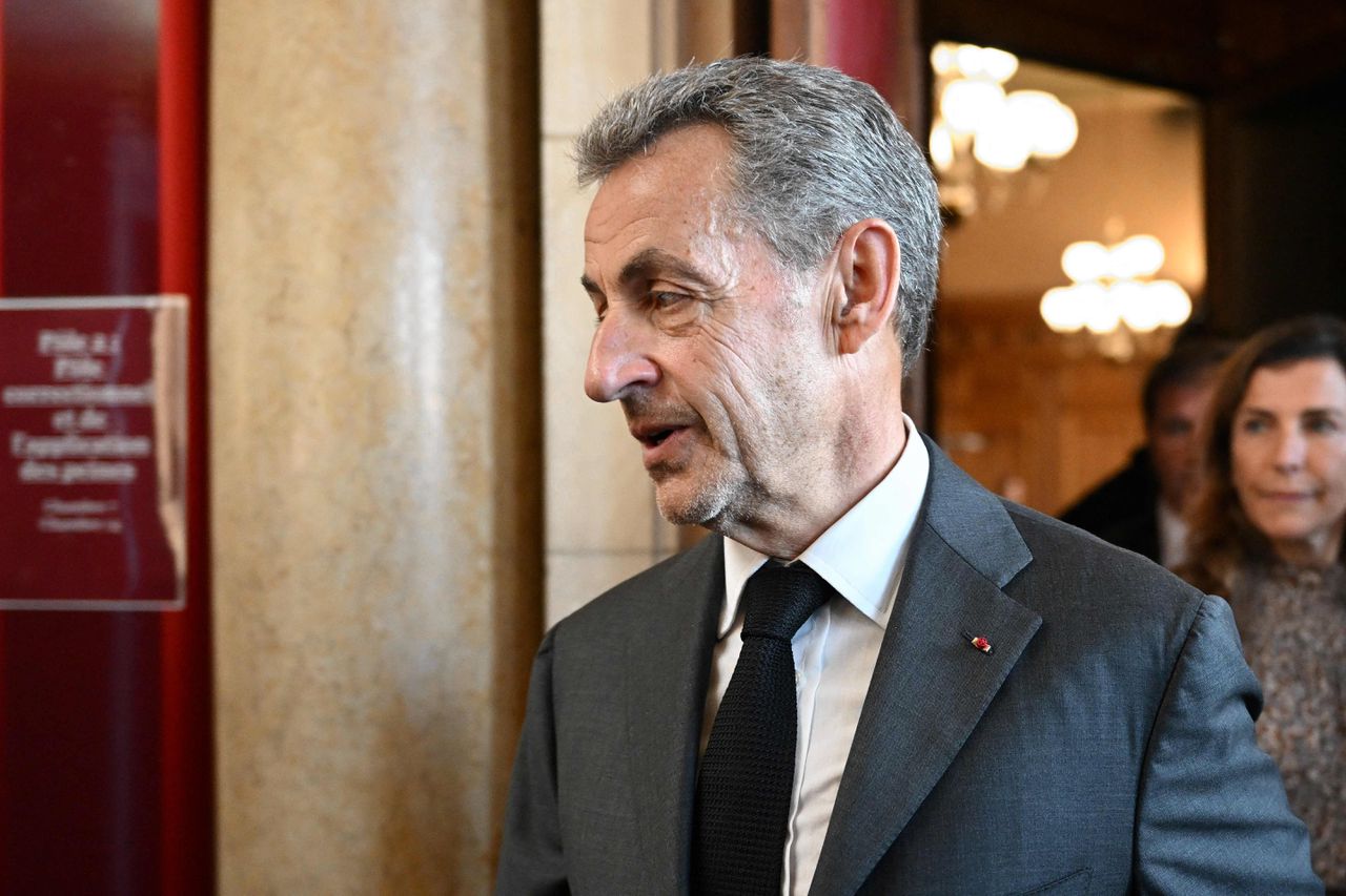 Sarkozy verlaat de rechtbank na het horen van de straf.