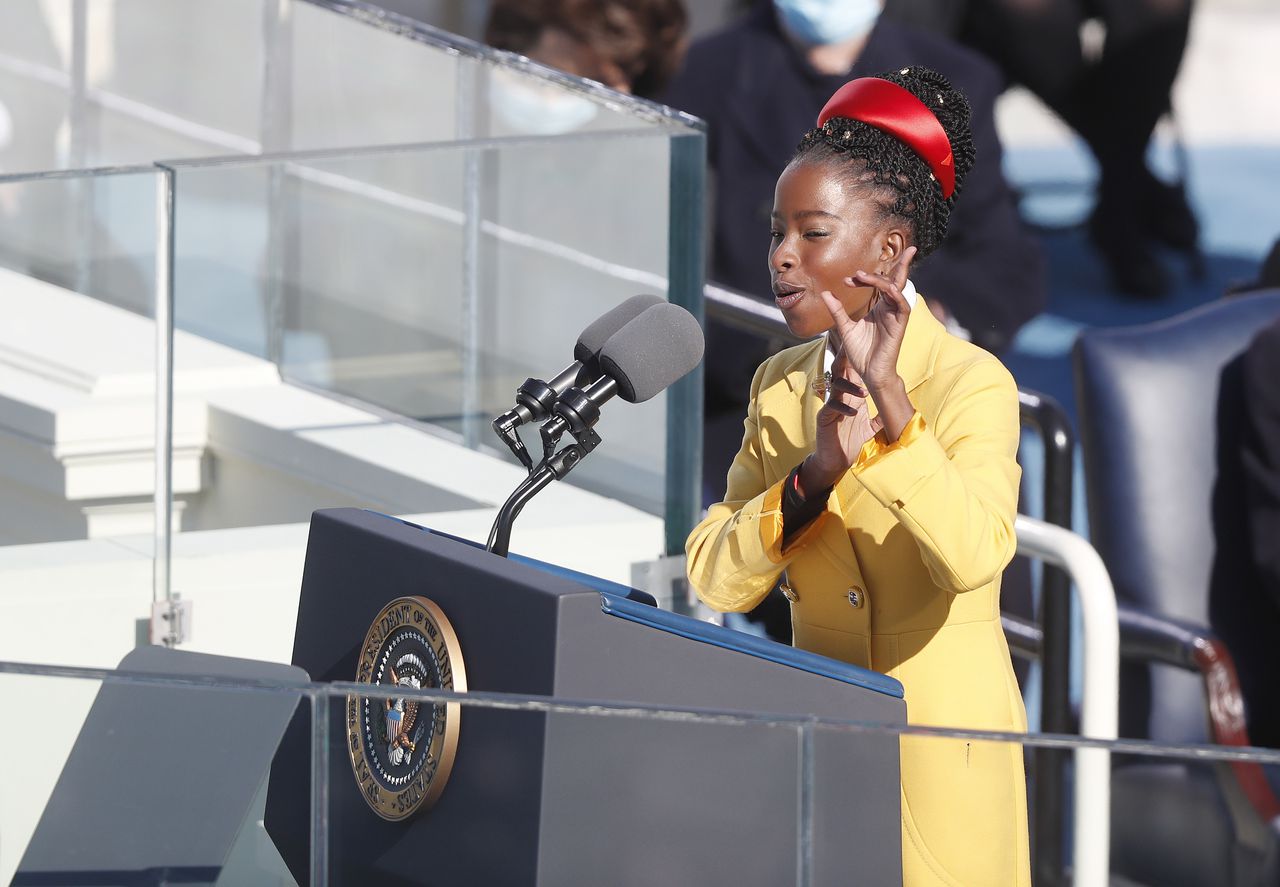 Amanda Gorman draagt haar gedicht voor tijdens de inauguratie van Joe Biden.