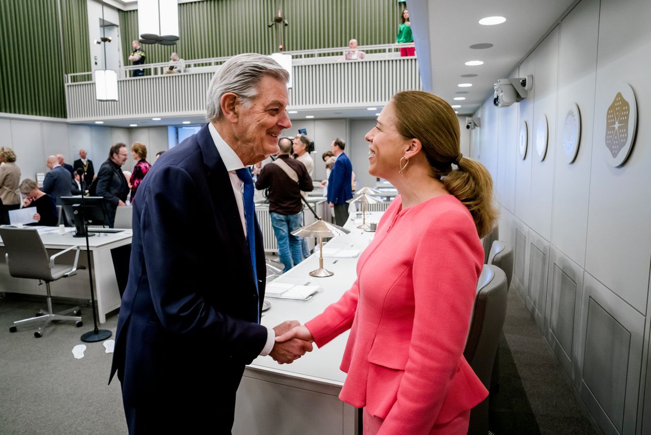 Martin van Rooijen (50Plus) en minister Carola Schouten (Pensioenen, ChristenUnie) dinsdag voorafgaand aan het laatste debat over de pensioenwet. Foto Bart Maat