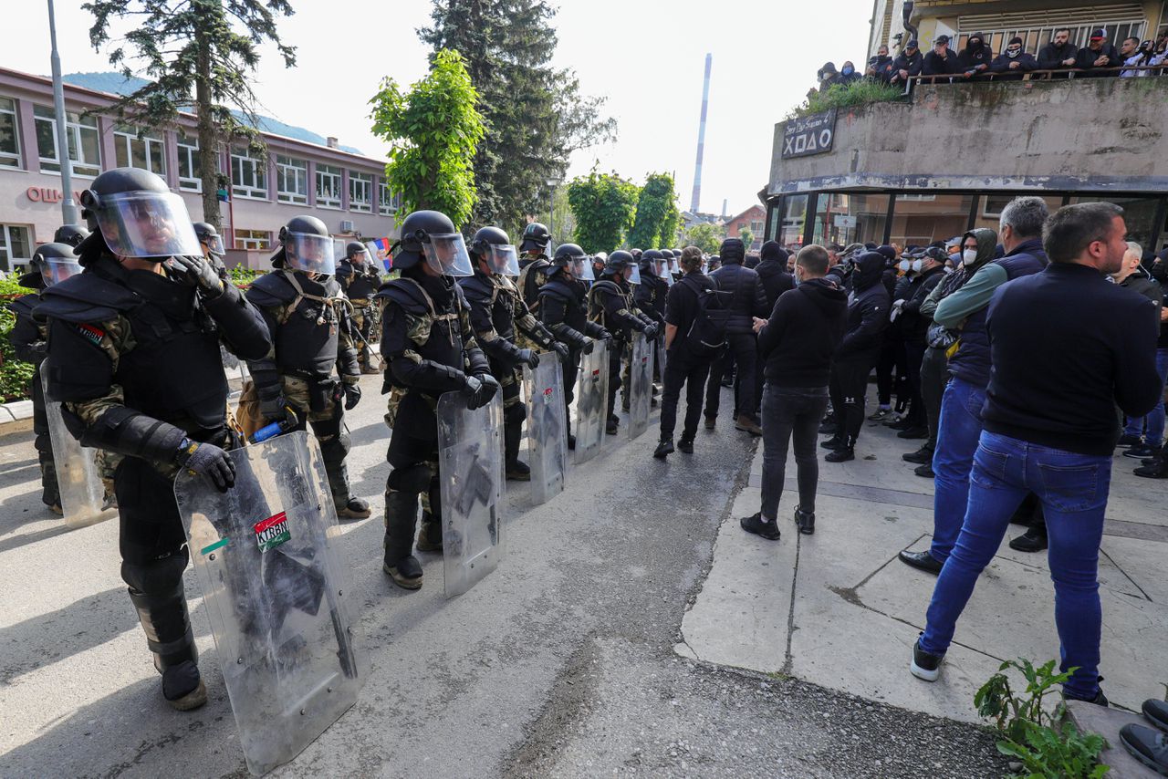 De door de NAVO geleide KFOR-troepen werden ingezet in het noorden van Kosovo.