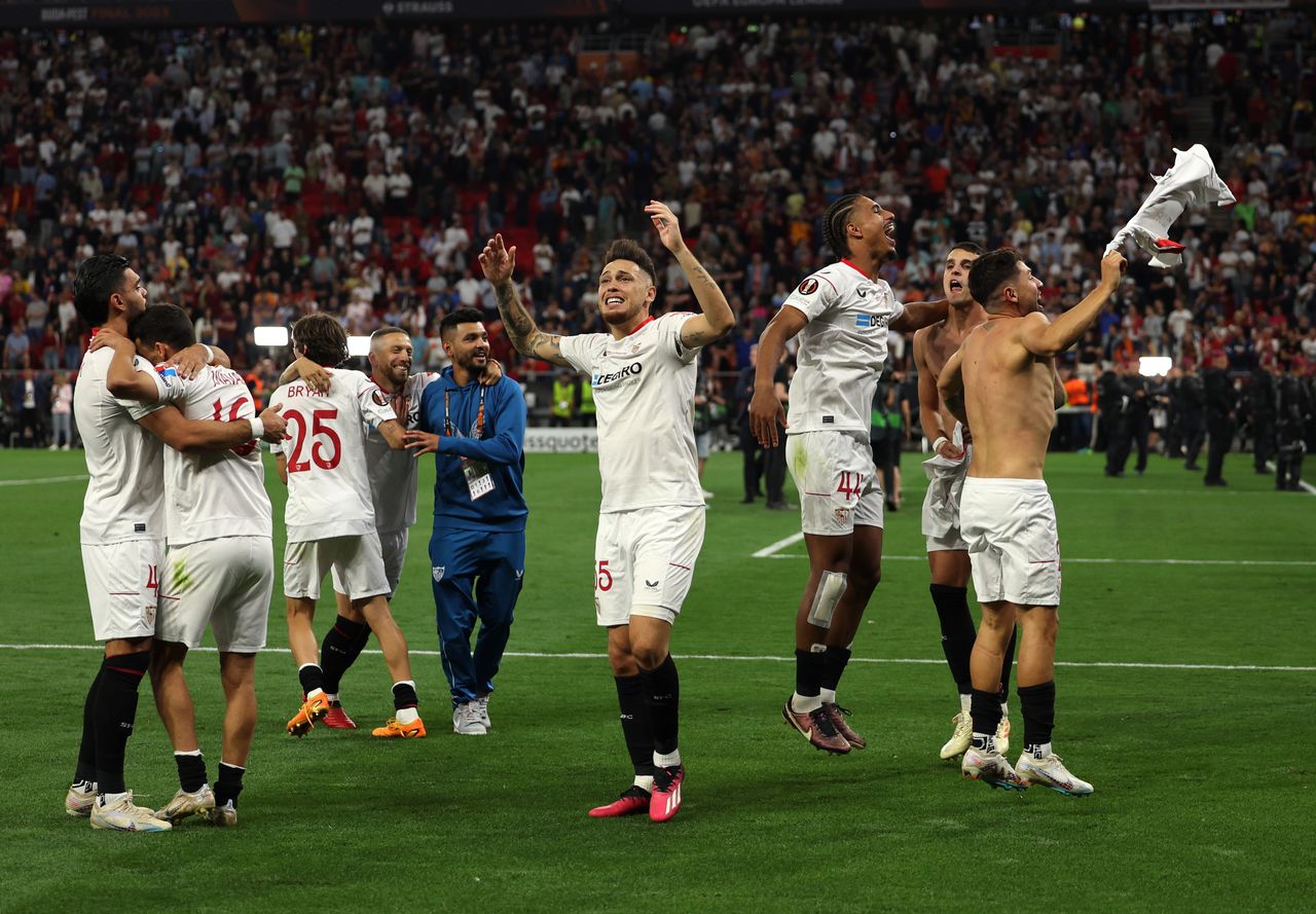 Lucas Ocampos (midden) en spelers van Sevilla vieren het winnen van de UEFA Europa League.