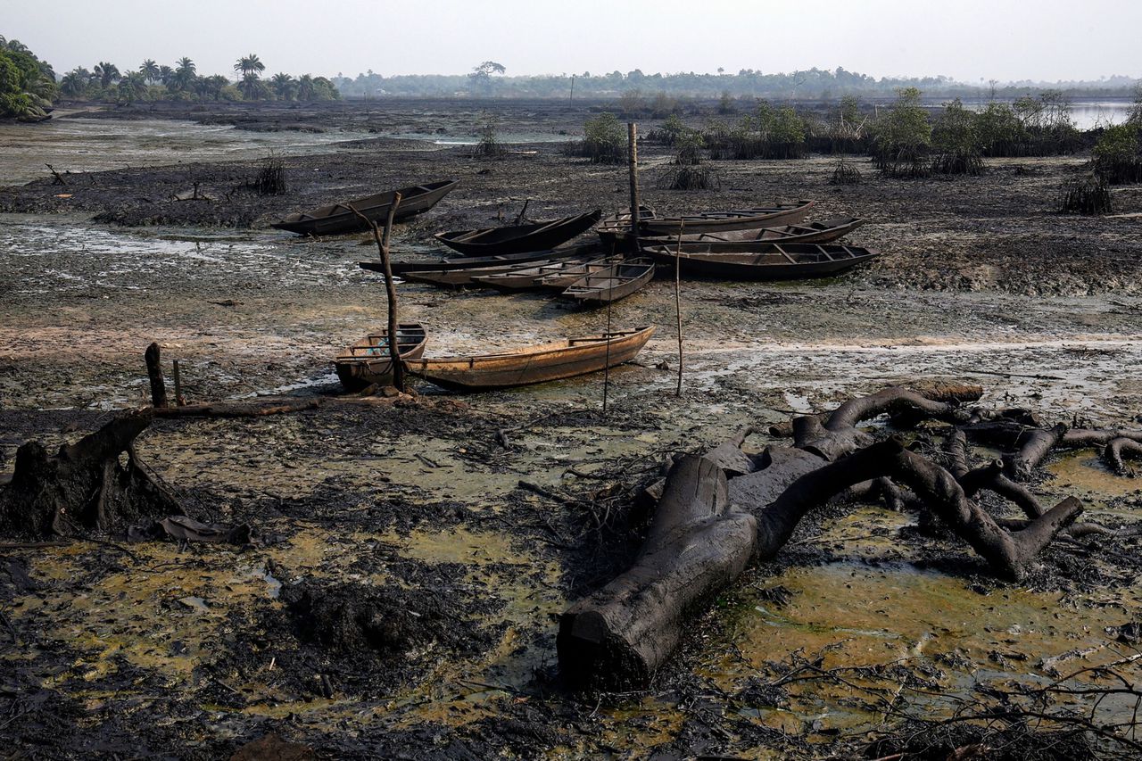 Achtergelaten vissersboten bij een vervuilde riviermonding in Ogoni in 2020.